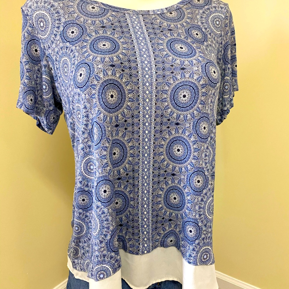 Geometric patterned top